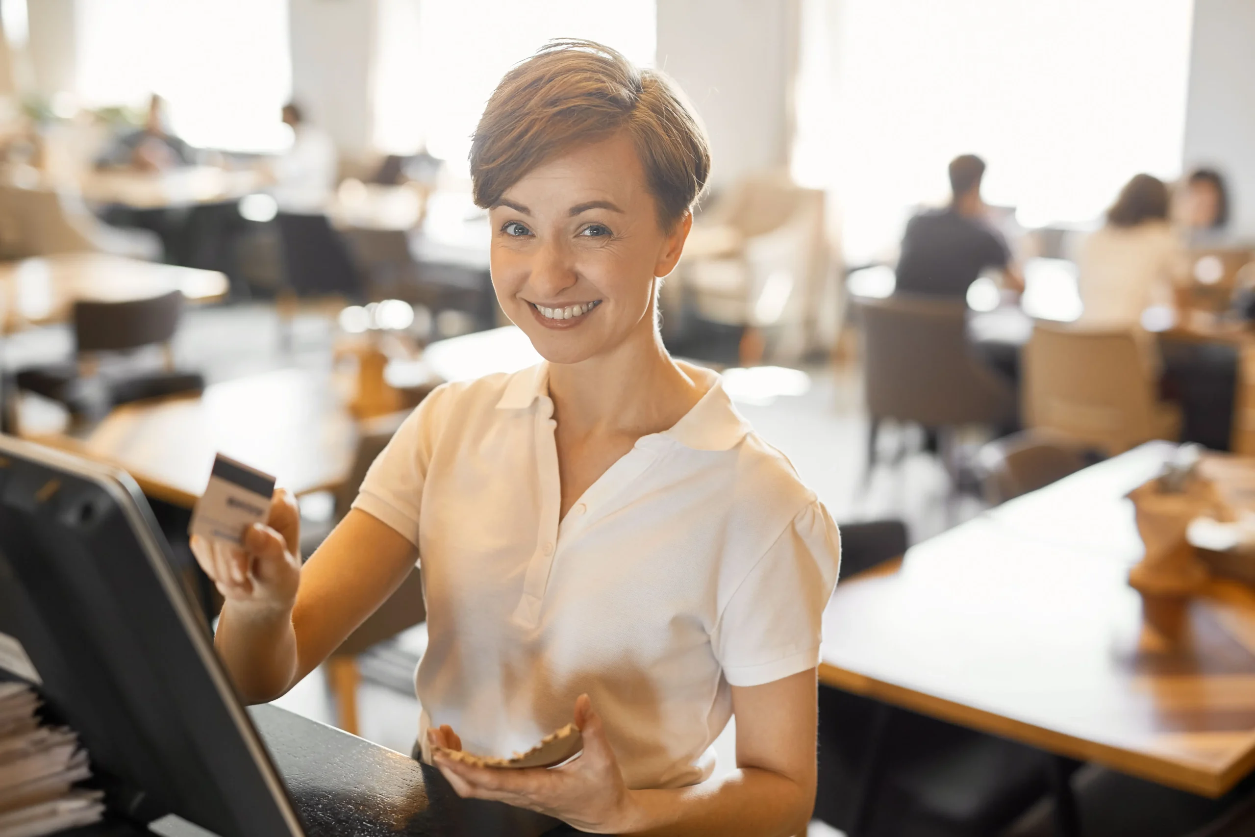 Publicar anuncios de trabajo se ha vuelto una tarea crucial para cualquier empresa. No solo se trata de atraer a candidatos cualificados, sino también de mostrar la personalidad y los valores de la empresa. Pero, ¿cómo se logra esto? Vamos a explorar algunos puntos clave para hacerlo bien Lo primero es tener claro el perfil del candidato ideal. No solo se trata de las habilidades y experiencias necesarias, sino también de las cualidades personales que encajan con la cultura de la empresa. Una descripción precisa del puesto ayuda a filtrar a los candidatos que no cumplen con los requisitos, ahorrando tiempo a los reclutadores y a los solicitantes La redacción del anuncio es súper importante. Un buen anuncio debe ser claro, directo y atractivo. El título del puesto tiene que ser específico y reflejar bien las responsabilidades del trabajo. Evitar títulos genéricos o confusos ayuda a captar la atención de los candidatos correctos. Además, el cuerpo del anuncio debe detallar bien las responsabilidades del puesto, los requisitos necesarios y las habilidades deseadas. Es clave usar un lenguaje inclusivo y evitar cualquier tipo de sesgo que pueda ale... No olvides incluir la propuesta de valor de la empresa. Los candidatos quieren saber qué ofrece la empresa además del salario. Esto incluye beneficios como oportunidades de crecimiento profesional, equilibrio entre la vida laboral y personal, y la cultura de la empresa. Resaltar estos aspectos puede hacer que la oferta sea más atractiva y diferenciar a la empresa de otras en el mercado Elegir los canales adecuados para publicar el anuncio también es crucial. Las plataformas de empleo en línea son una opción popular, pero no la única. Las redes sociales, los sitios web especializados en ciertos sectores y los grupos profesionales pueden ser canales efectivos dependiendo del tipo de trabajo y del perfil del candidato. Además, publicar los anuncios en el sitio web de la empresa es una gran idea, ya que atrae a candidatos que ya tienen interés en la empresa La temporalidad y la frecuencia de los anuncios también juegan un papel en la efectividad del reclutamiento. Publicar el anuncio en el momento adecuado puede aumentar la visibilidad y la respuesta de los candidatos. Por ejemplo, los inicios de semana suelen ser más efectivos que los fines de semana. También es buena idea actualizar y renovar los anuncios regularmente para mantenerlos visibles y atraer a nuevos candidatos que pueden no haber visto el anuncio inicialmente Interactuar con los candidatos después de publicar el anuncio es igual de importante. Responder a las consultas de manera rápida y profesional refleja bien a la empresa y puede mejorar la experiencia del candidato. Incluso si un candidato no es seleccionado, un trato respetuoso y una comunicación clara pueden dejar una buena impresión que podría ser beneficiosa a largo plazo El uso de herramientas tecnológicas puede facilitar mucho el proceso de publicación y gestión de anuncios de trabajo. Las plataformas de gestión de talento y los sistemas de seguimiento de candidatos (ATS) pueden automatizar muchas tareas repetitivas, como la publicación en múltiples sitios de empleo, el seguimiento de aplicaciones y la comunicación con los candidatos. Estas herramientas no solo ahorran tiempo, sino que también mejoran la eficiencia y la precisión del proceso Por último, medir y analizar el desempeño de los anuncios de trabajo es esencial para mejorar continuamente el proceso de reclutamiento. Utilizar métricas como el número de vistas del anuncio, la cantidad y calidad de las aplicaciones recibidas, y el tiempo de contratación puede proporcionar información valiosa sobre lo que está funcionando y lo que necesita ajustes. Este análisis permite a las empresas optimizar sus estrategias de publicación de anuncios y mejorar la efectividad de su reclutamiento Publicar anuncios de trabajo